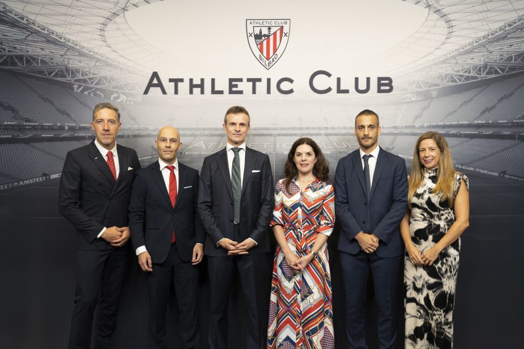 Firma del acuerdo estratégico entre Zunibal y la Fundación Athletic Club en San Mamés, con la presencia de representantes clave de ambas instituciones.